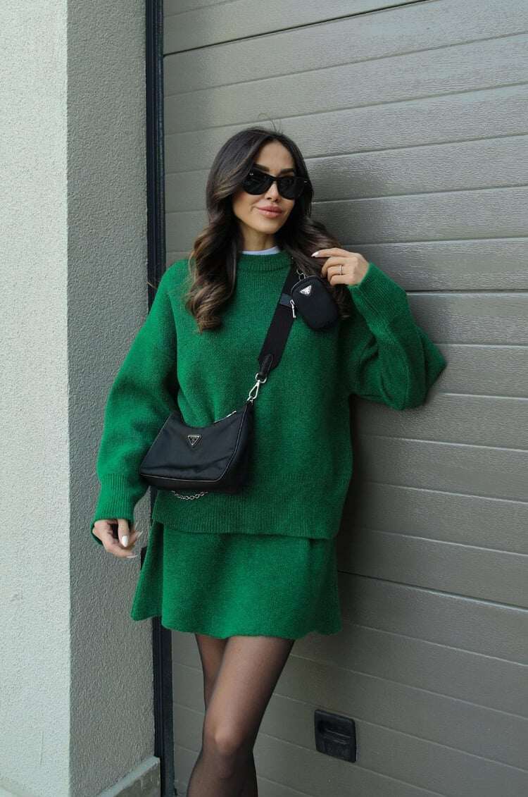 Conjunto elegante de camisola e saia casual