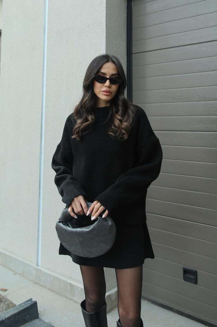 Conjunto elegante de camisola e saia casual