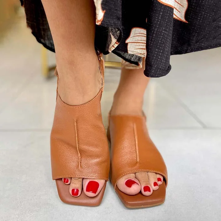 Sandálias em pele lisa com sola macia.