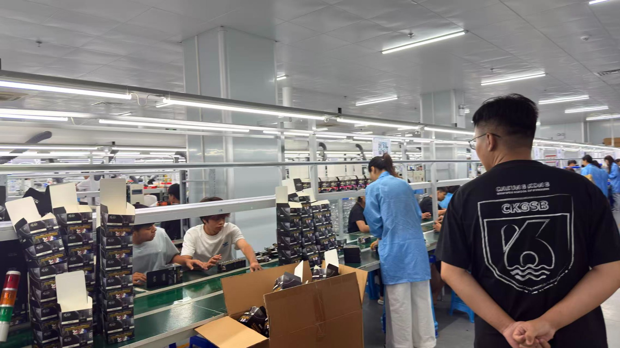 Hala produkcyjna Bang Box Vape i stanowiska montażowe