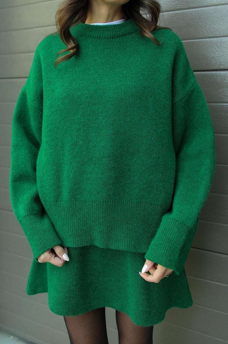 Conjunto elegante de camisola e saia casual