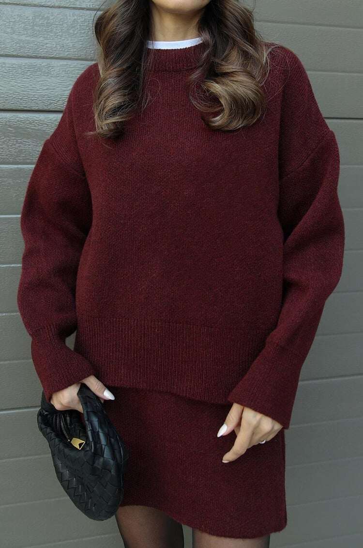 Conjunto elegante de camisola e saia casual